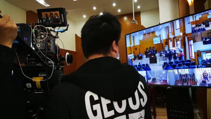 AI生成VS人工创意——望谟县广告片拍摄公司的技术浪漫主义实践